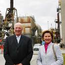 Kong Harald og Dronning Sonja besøker raffineriet på Mongstad (Foto: Knut Falch, Scanpix)